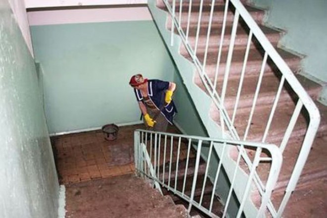 Не убирают в подъезде: куда и кому жаловаться